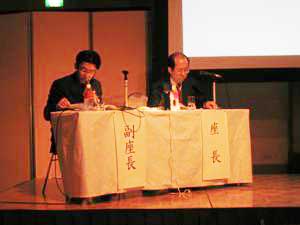 座長を務める加治屋上席研究員