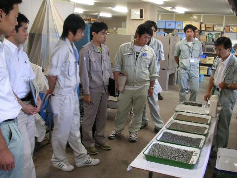 写真－2 舗装材料の説明