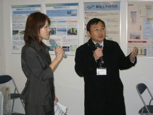 展示ブースでインタビューを受けている様子